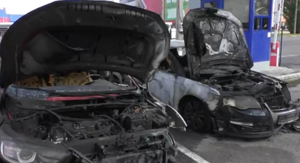Вночі на парковці два автомобілі спалахнули полум’ям (відео)