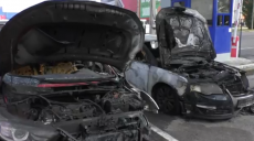 Вночі на парковці два автомобілі спалахнули полум’ям (відео)
