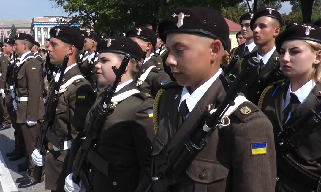 Більше півсотні дівчат пройшли курс молодого бійця та навчаються на рівні з хлопцями (відео)