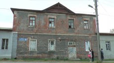 Жахливі умови життя: тріщини по стінах, відсутність водопостачання та каналізації (відео)