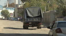 Місцеві жителі бідкаються, а водії тим часом буксують у ямах (відео)