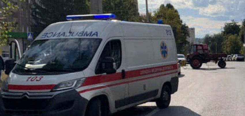Трактор сбил машину скорой помощи в Харькове