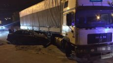Легковушка врезалась в грузовик в Харькове (фото)