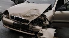 На перекрестке столкнулись «Nissan» и «Daewoo». Одного из водителей забрала скорая (фото)