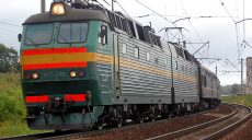 Поезд насмерть сбил сидевшего на рельсах мужчину