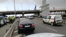В Киеве мужчина угрожал взорвать мост Метро — сейчас он задержан (видео)