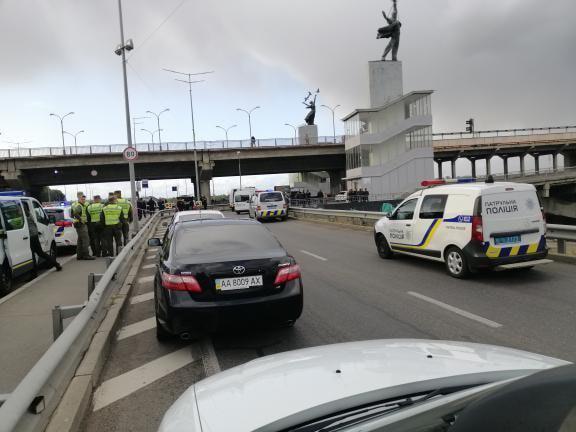 В Киеве мужчина угрожал взорвать мост Метро — сейчас он задержан (видео)