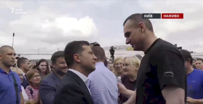 «Мы вернем не только людей, но и территорию»: Зеленский встретил освобожденных украинцев