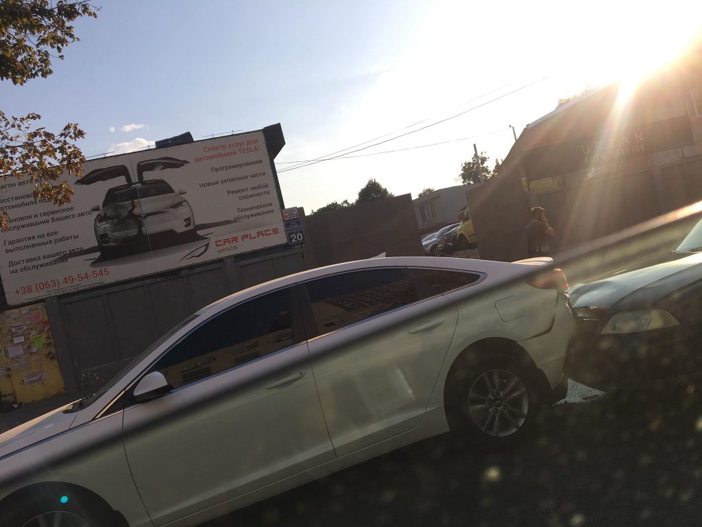 В Харькове Volkswagen врезался в припаркованный автомобиль (фото)