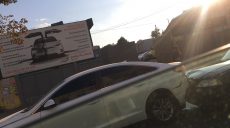 В Харькове Volkswagen врезался в припаркованный автомобиль (фото)