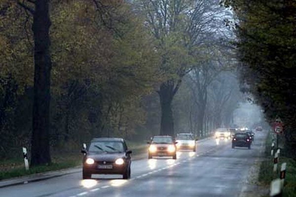 Водіїв зобов’язують тримати фари на заміських дорогах включеними цілодобово (відео)