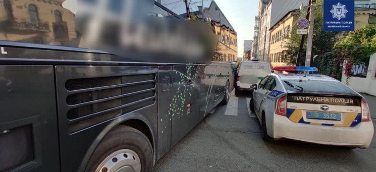 Автобус врезался в машину инкассаторов в центре Харькова (фото)