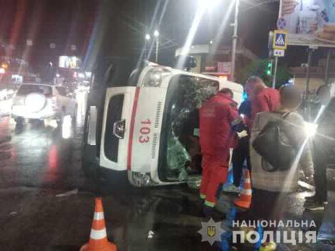 ДТП в Харькове: машина скорой помощи врезалась в легковушку (фото)
