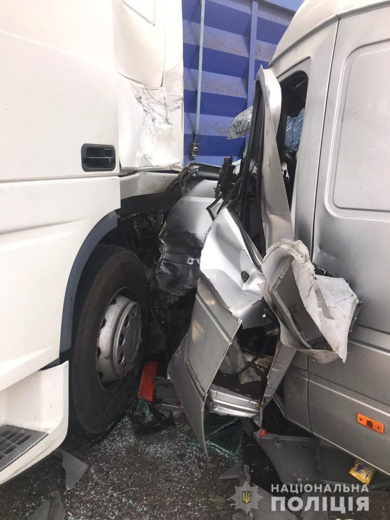 Микроавтобус столкнулся с грузовиком: пострадавшего госпитализировали (фото)