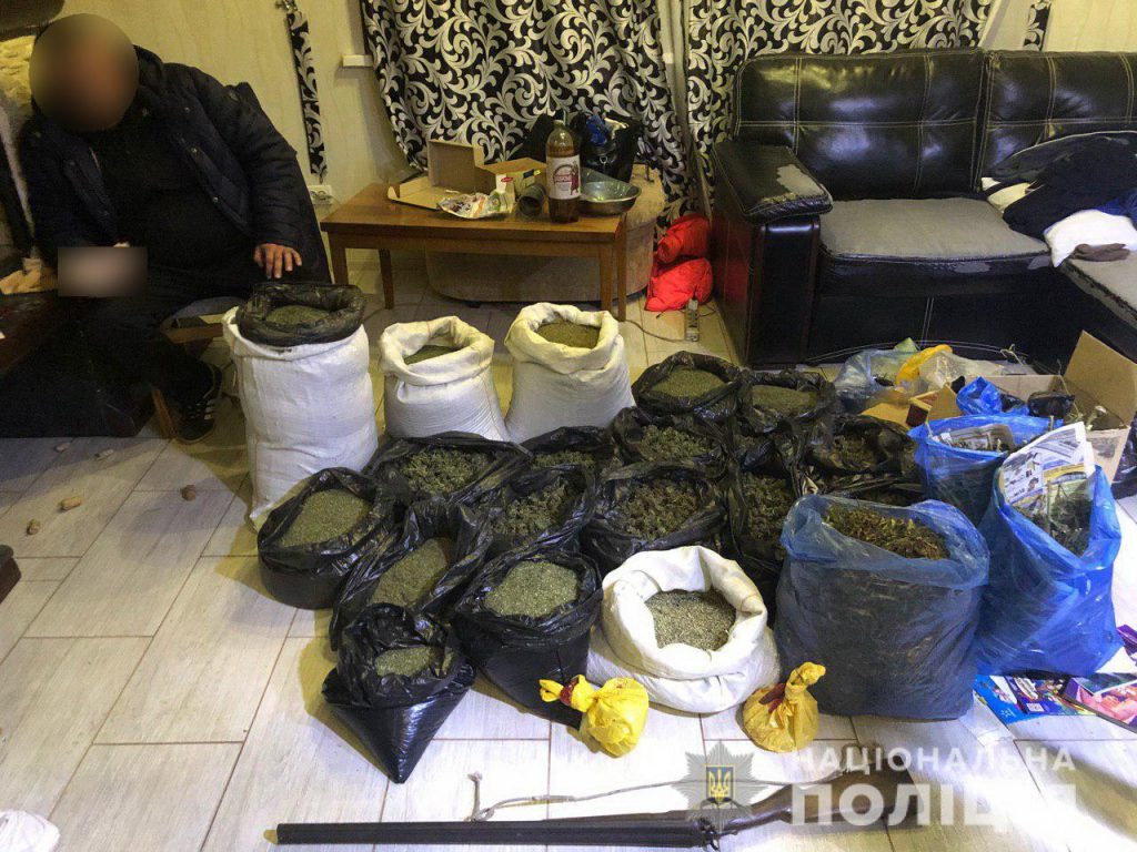 Конопля на миллион гривен у бывшего полицейского — задержан наркоторговец (фото)