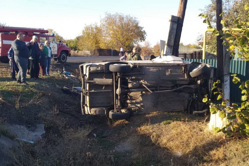 На Харьковщине автомобиль вылетел в кювет и врезался в столб (фото)