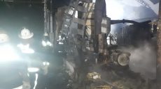 В Харькове в ангаре сгорел КамАЗ с тремя тоннами семян кукурузы (фото)