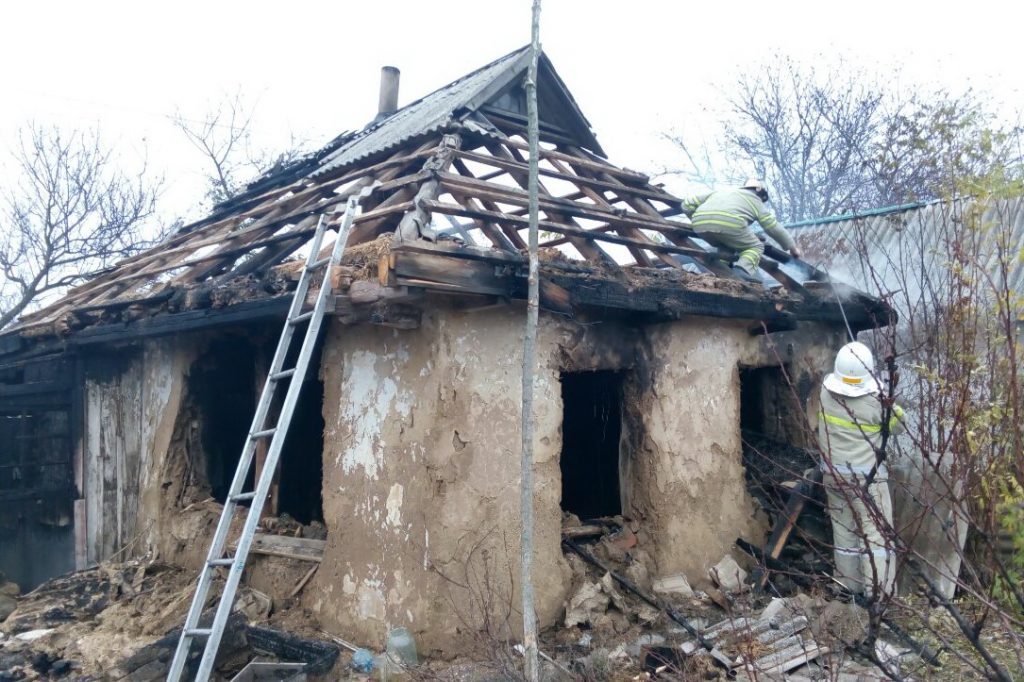На Харьковщине на пожаре погибла хозяйка сгоревшего дома (фото)