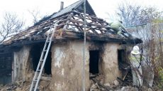 На Харьковщине на пожаре погибла хозяйка сгоревшего дома (фото)