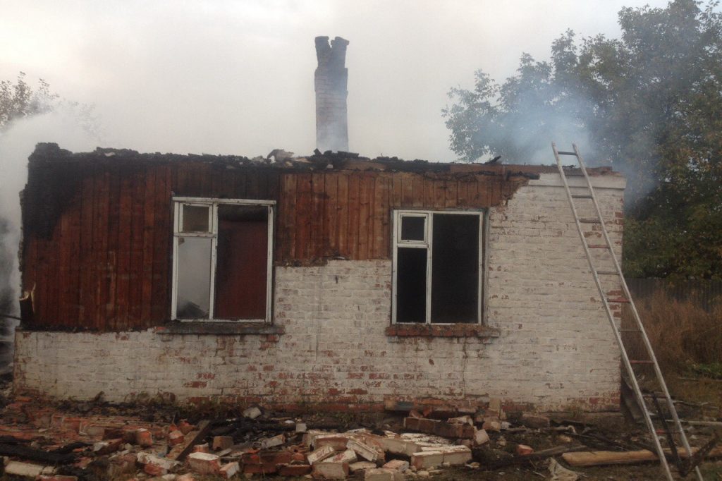 На Харьковщине полностью сгорел дом (фото)