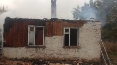 На Харьковщине полностью сгорел дом (фото)