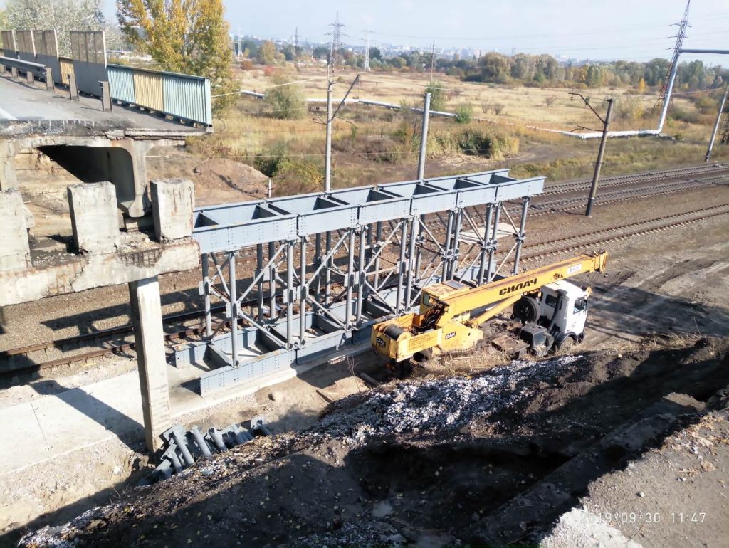 На Харьковщине продолжают восстанавливать обвалившийся мост (фото)