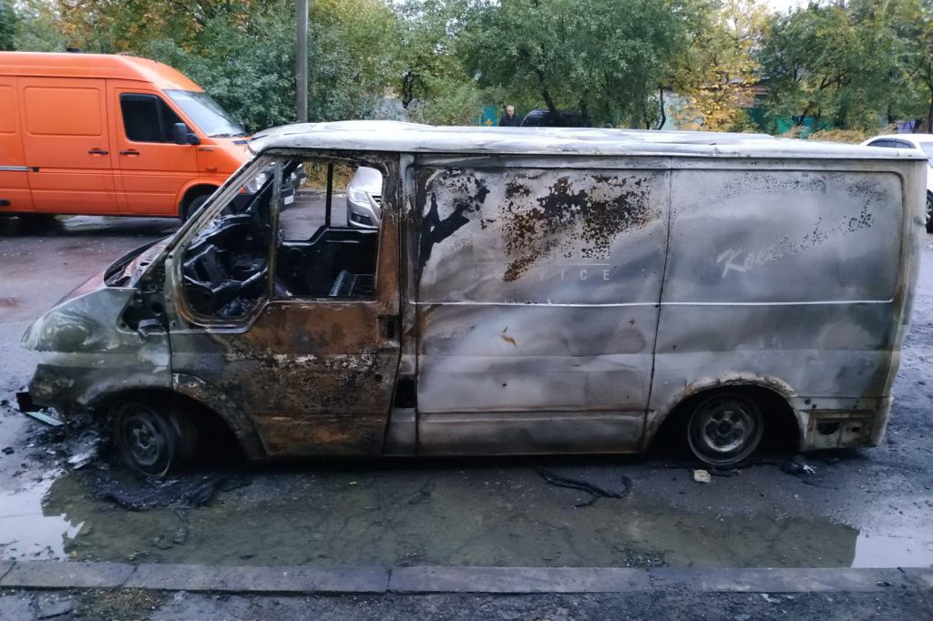 В Харькове во дворе возле многоэтажки сгорел автомобиль (фото)