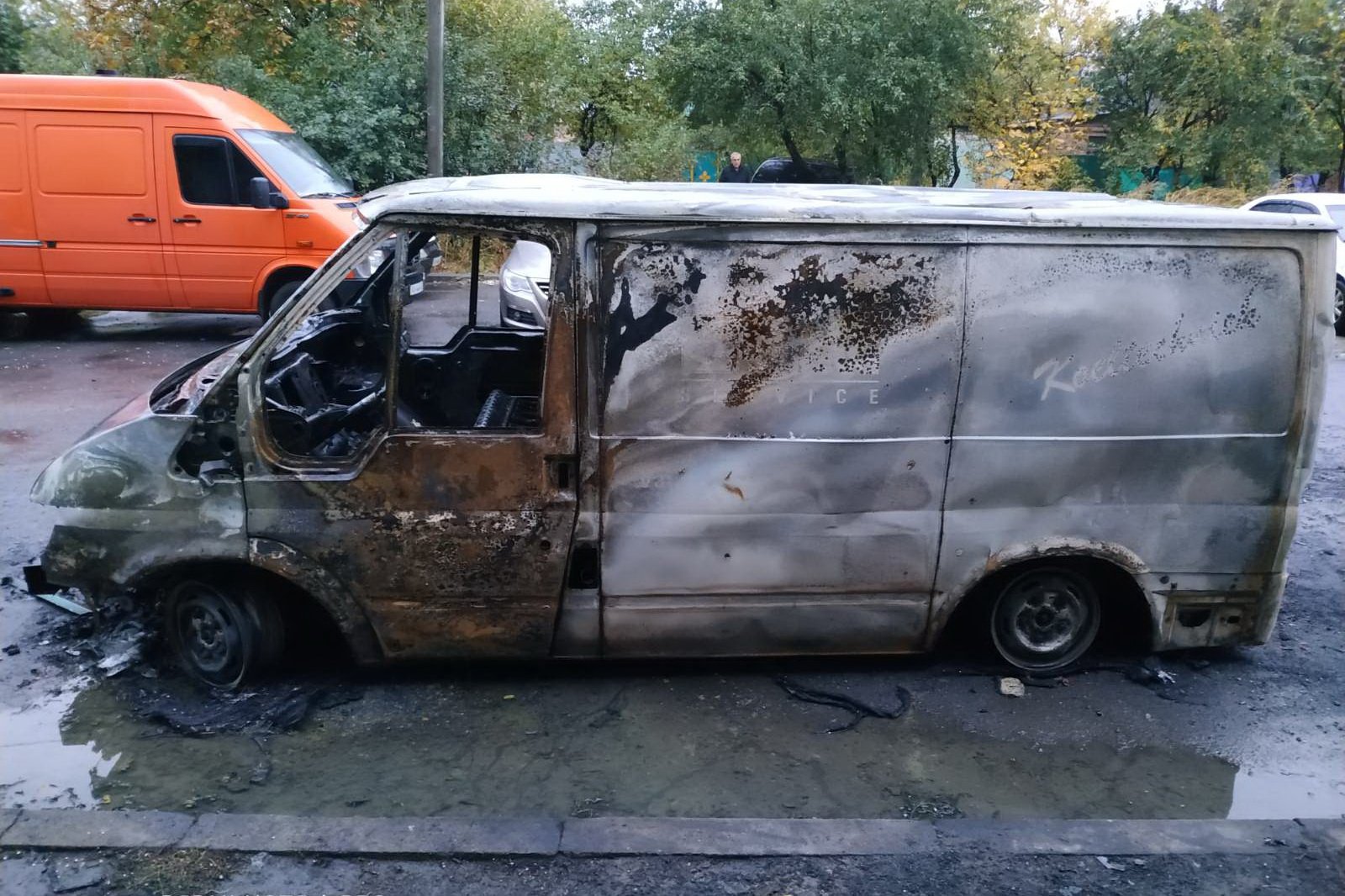 В Харькове во дворе возле многоэтажки сгорел автомобиль (фото)