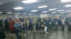 Очереди в метро. Харьковчанам советуют поскорее переходить на е-ticket