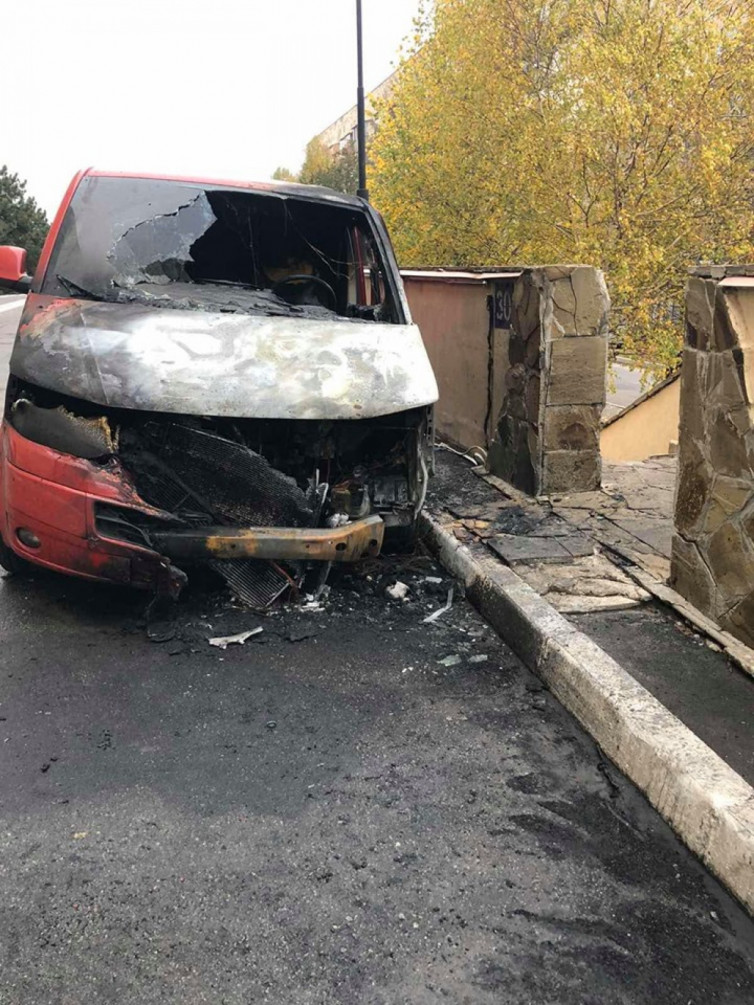 Возле автомобиля Алексея Кучера сгорел микроавтобус (фото)
