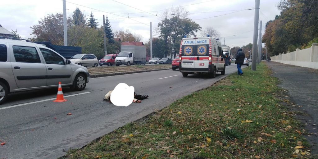 На Московском проспекте лежит мертвый человек (фото)