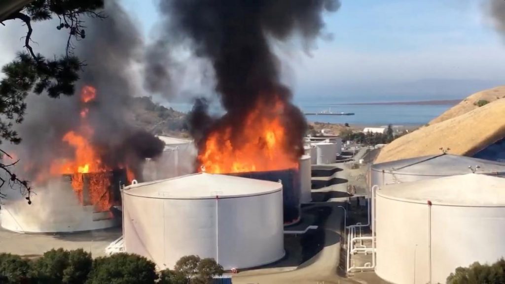 Хранилище нефти горит в Калифорнии (фото)
