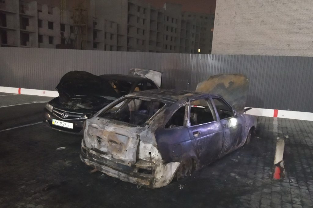 В Киевском районе ночью во дворе жилого дома сгорели автомобили (фото)