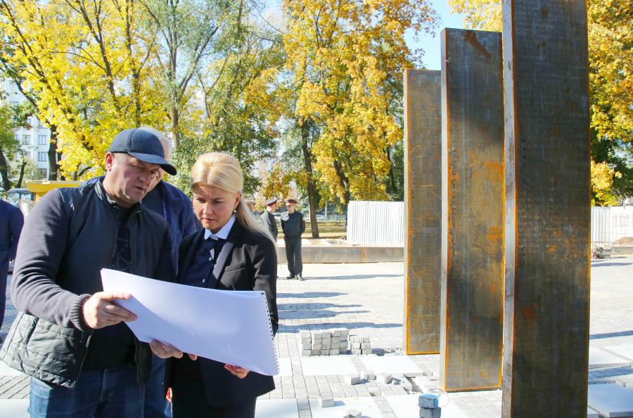 В Харькове завершается монтаж монумента Защитникам Украины (фото)