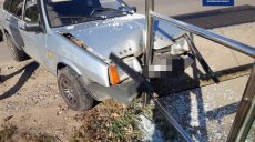 Водитель легковушки в Харькове въехал в остановку (фото)