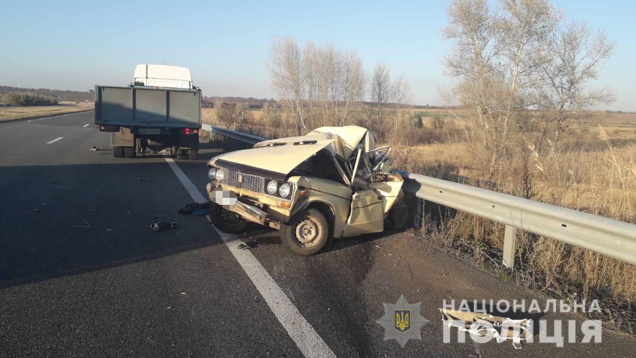 На Харьковщине грузовик «смял» легковушку. Водитель погиб, среди пострадавших — восьмимесячный ребенок (фото)