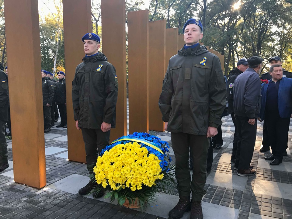 Символ міцності та єдності: пам’ятник у формі кубу встановили на честь захисників України (відео)