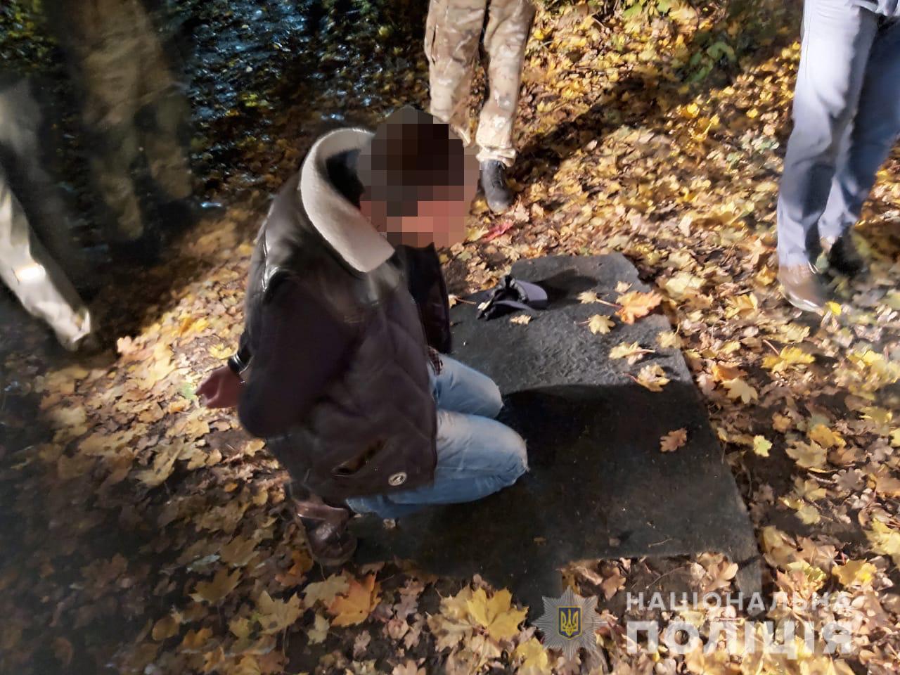 Полиция разоблачила одного из грабителей, укравших большую сумму денег (фото)