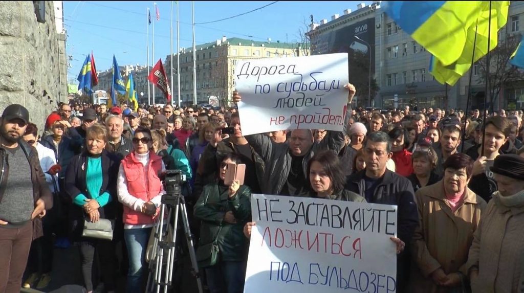 Харьковские предприниматели протестовали против строительства дороги через рынок (фото)