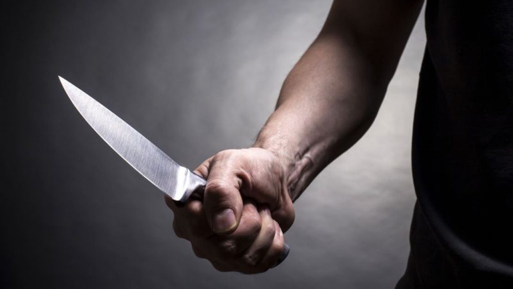 Из-за ревности мужчина ударил свою сожительницу ножом