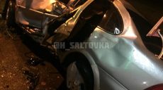 В Немышлянском районе Opel въехал в рекламный щит (фото)