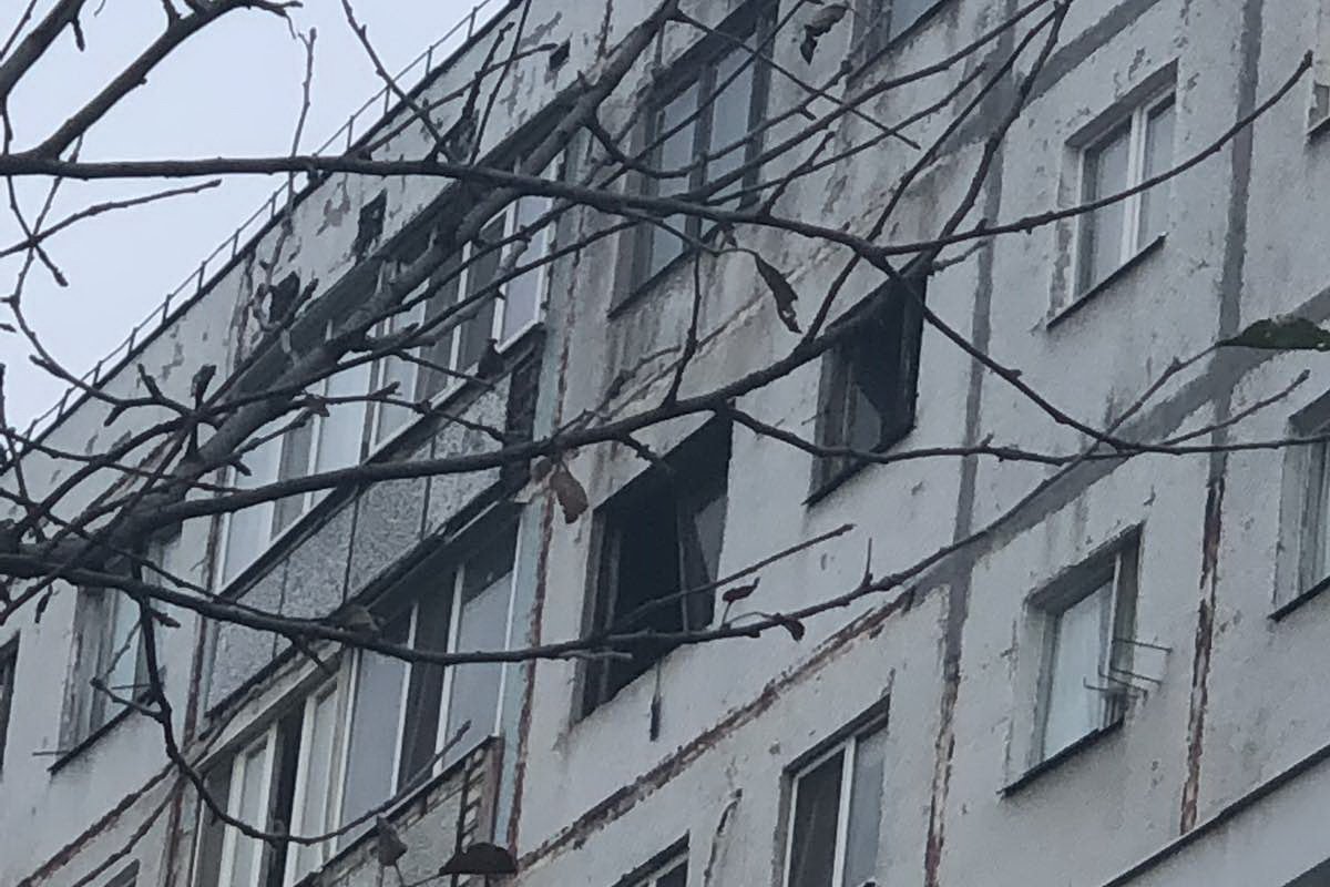 Пожарные спасли пенсионера, задыхающегося в задымленной от пожара квартире