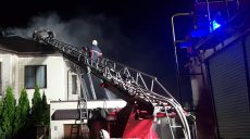 Под Харьковом горел двухэтажный коттедж (фото)