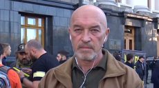 В Киеве под Офис президента принесли символические кирпичи (видео, фото)