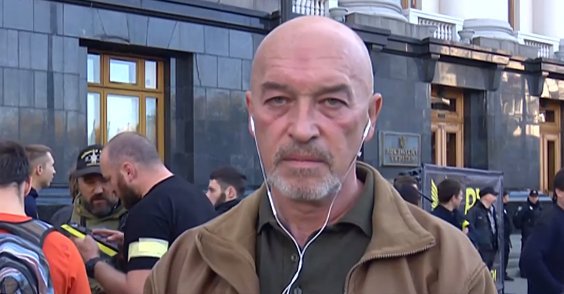 В Киеве под Офис президента принесли символические кирпичи (видео, фото)