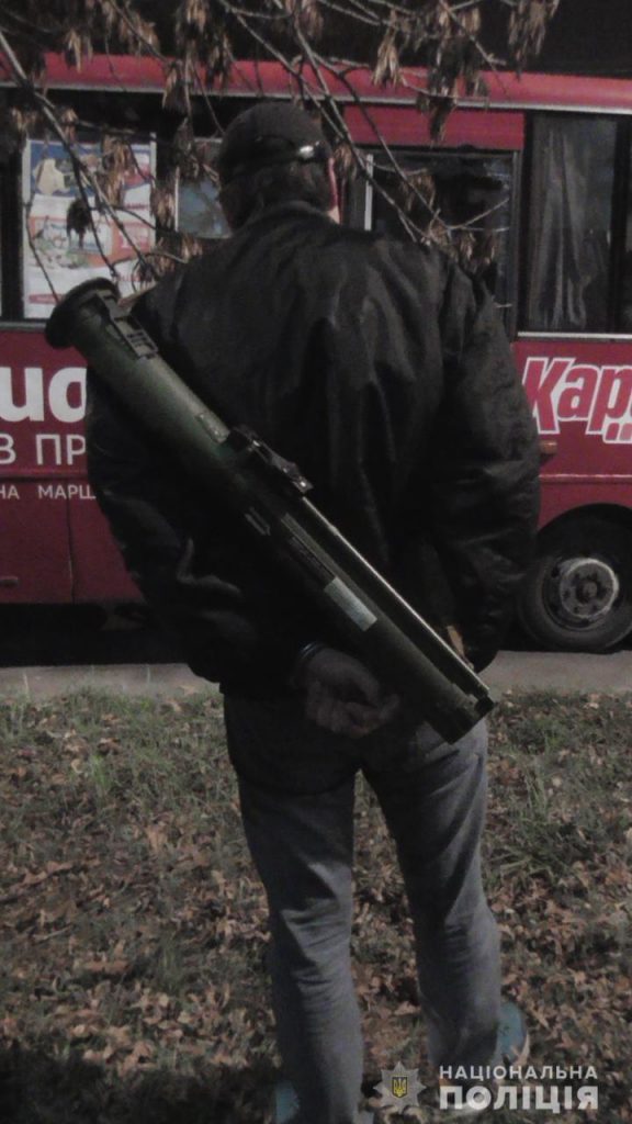 По Харькову гулял мужчина с тубусом от гранатомета за спиной (фото)