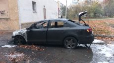 Во дворе жилой многоэтажки загорелся автомобиль (фото)