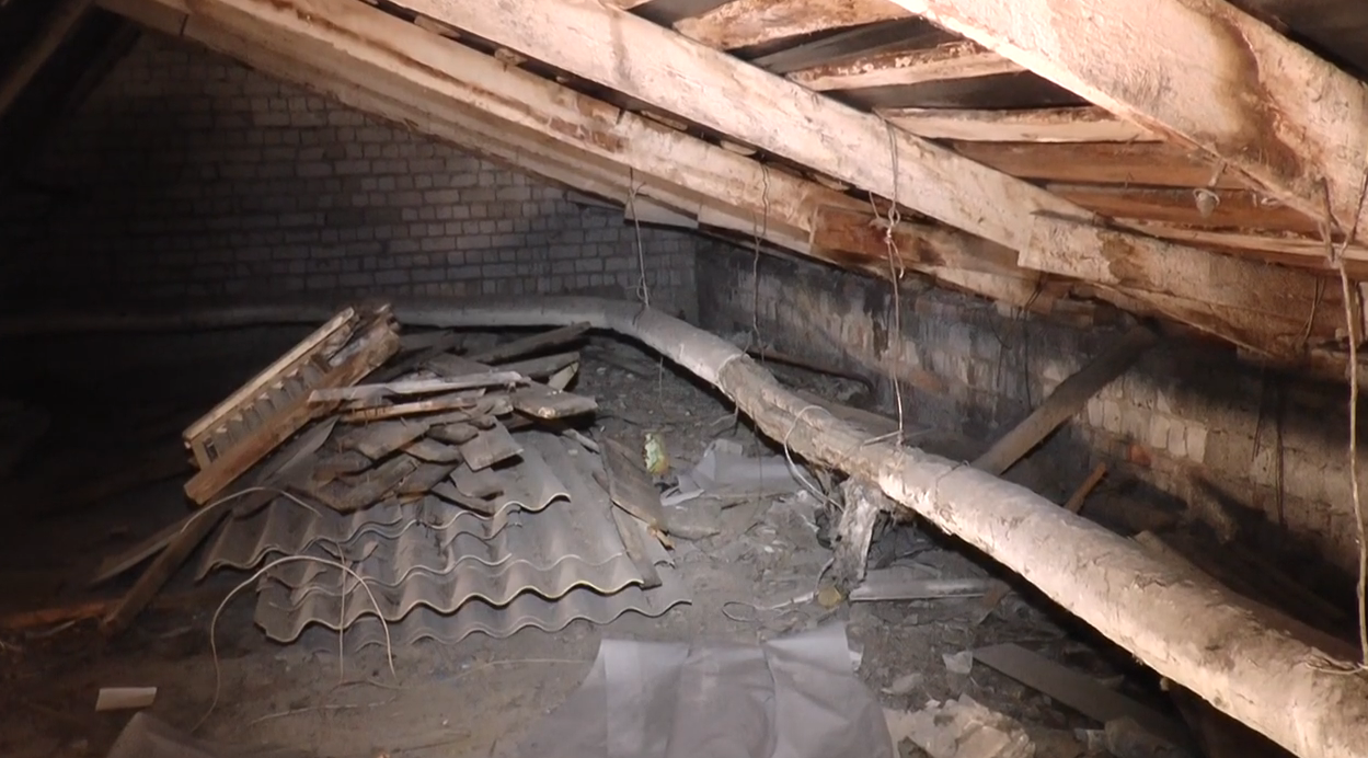 «Ніагарський водоспад» у п’ятиповерхівці: на проспекті Науки не витримала труба опалення (відео)