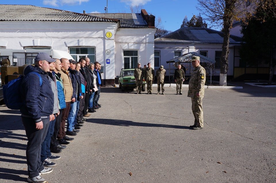 В Харькове более сотни контрактников отправились по своим частям