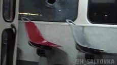 Неизвестный разбил окно трамвая и покалечил пассажирку